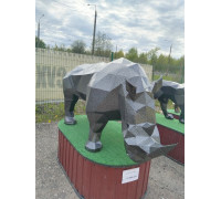 Носорог на постаменте